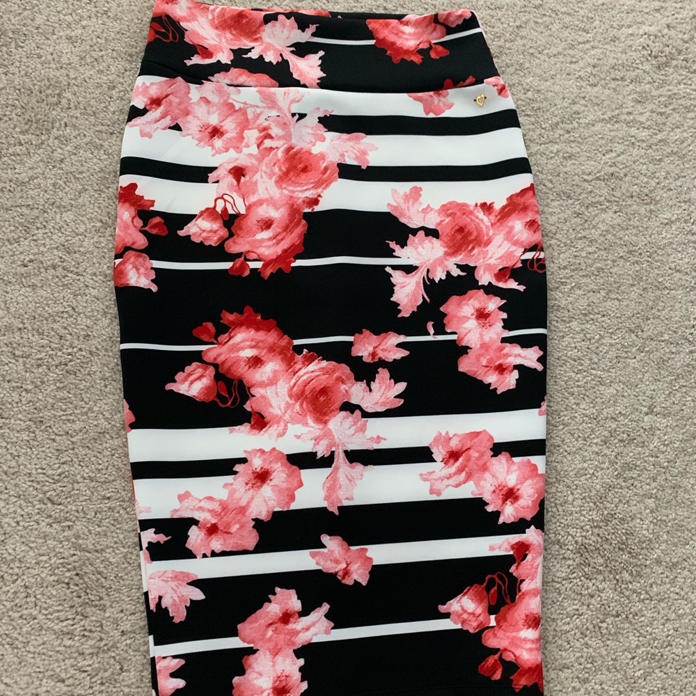 Floral body con scuba Thalia Sodi pencil skirt